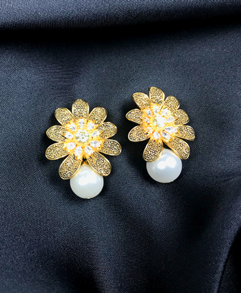 Pearl-drop stud earring dujour stores