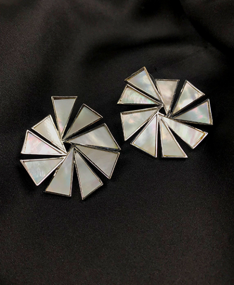 White-glow acrylic stud earrings dujourstores